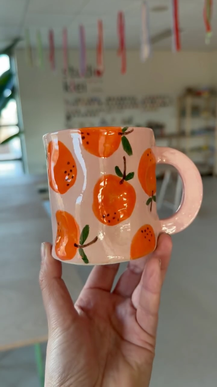Groep vriendinnen aan het werk in het atelier