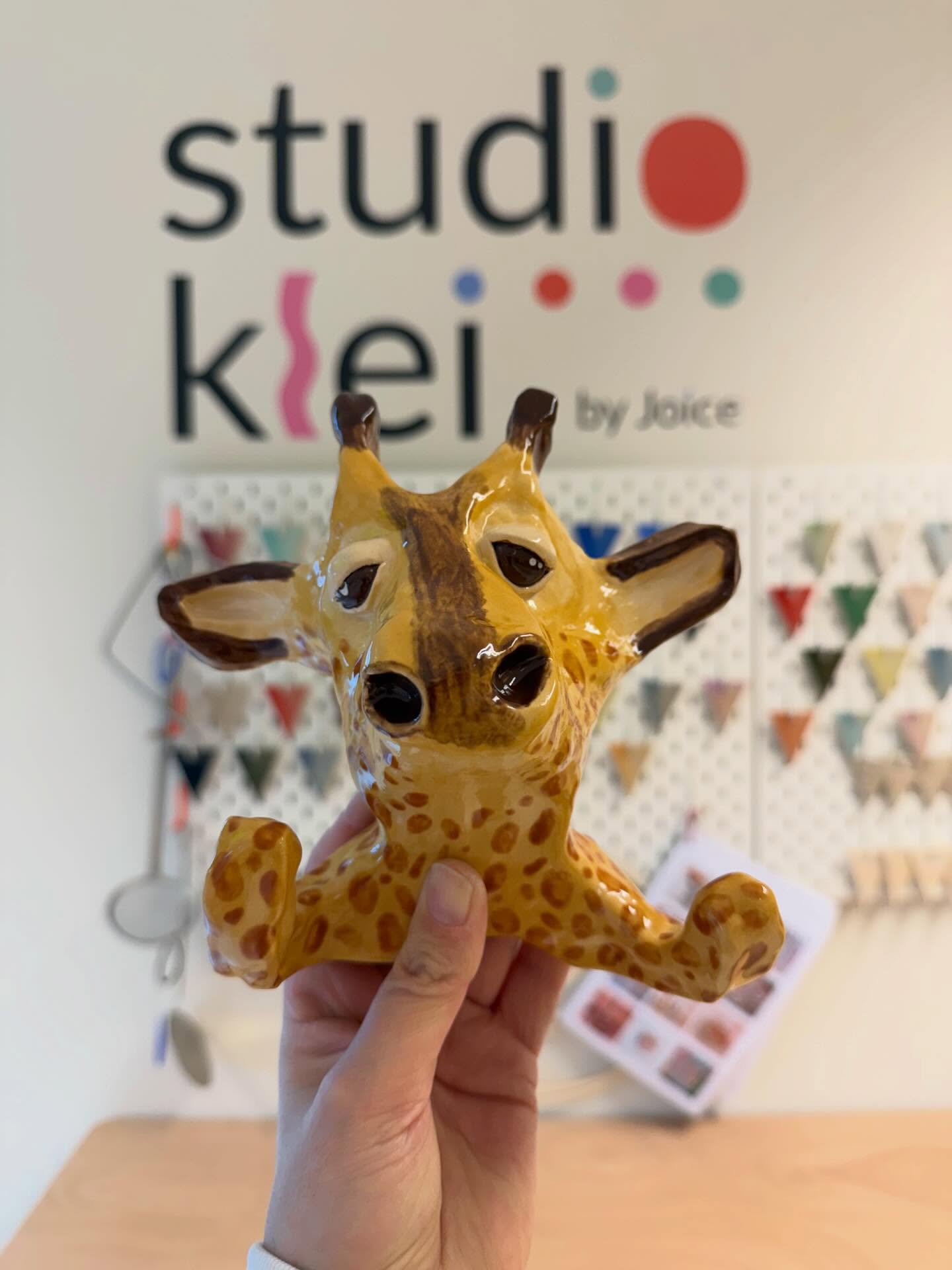 Zelfgemaakte giraf van klei