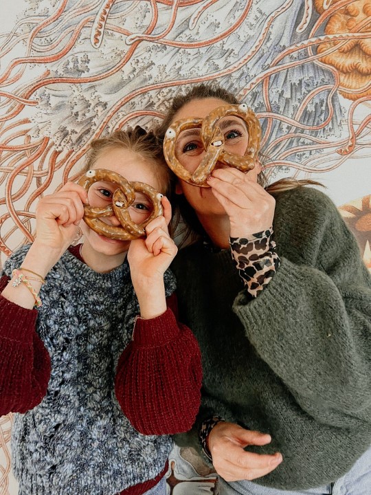 Joice en een kind met keramieken krakeling-brilletjes