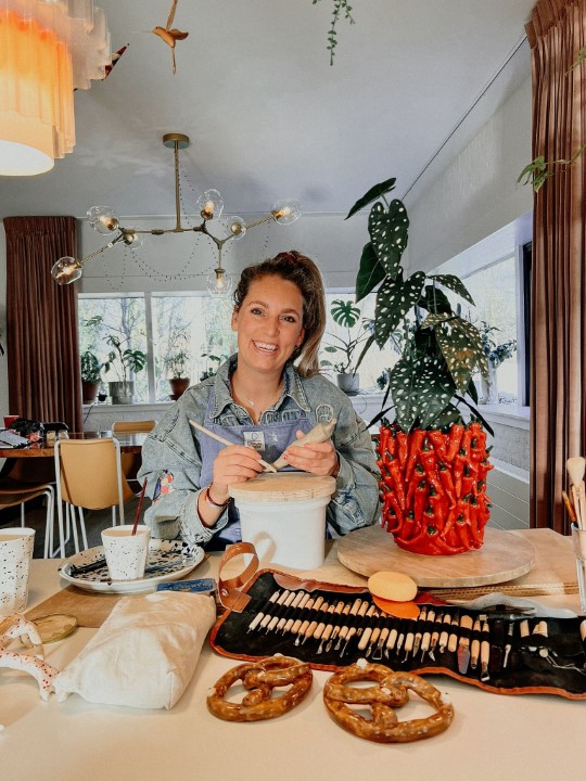 Portret van Joice in haar atelier