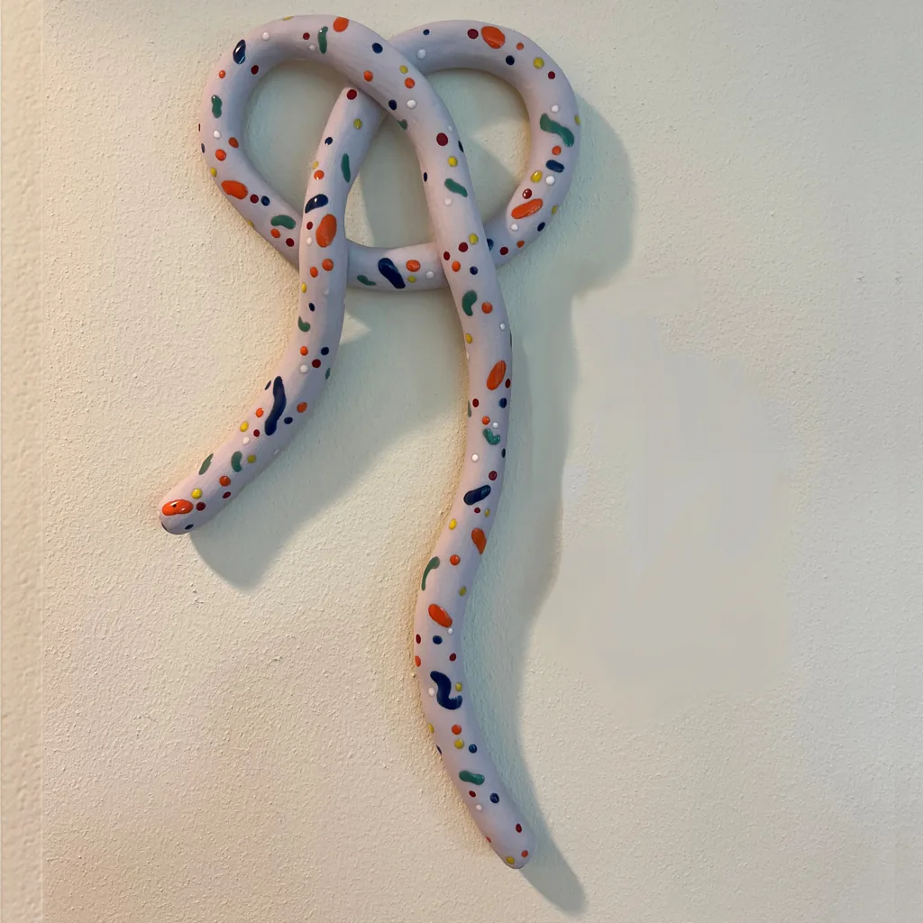 Een lila keramieken krakeling met kleurige confetti-stippen