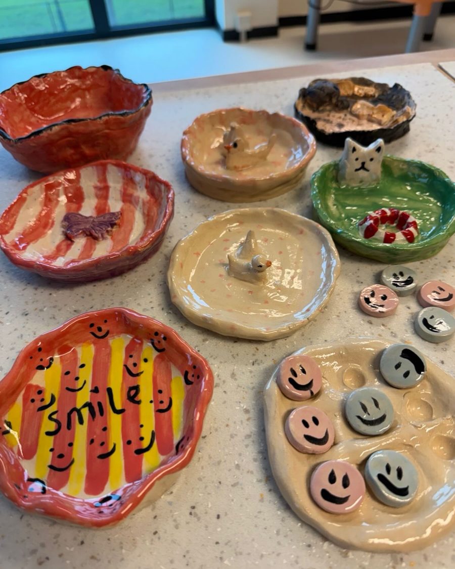 Bakjes en figuurtjes die kinderen op een kinderfeestje maakten, gebakken en vol kleur